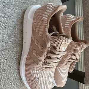 Adidas Swift Run Ash Pearl Women’s Athletic Shoes Size 7.5 New